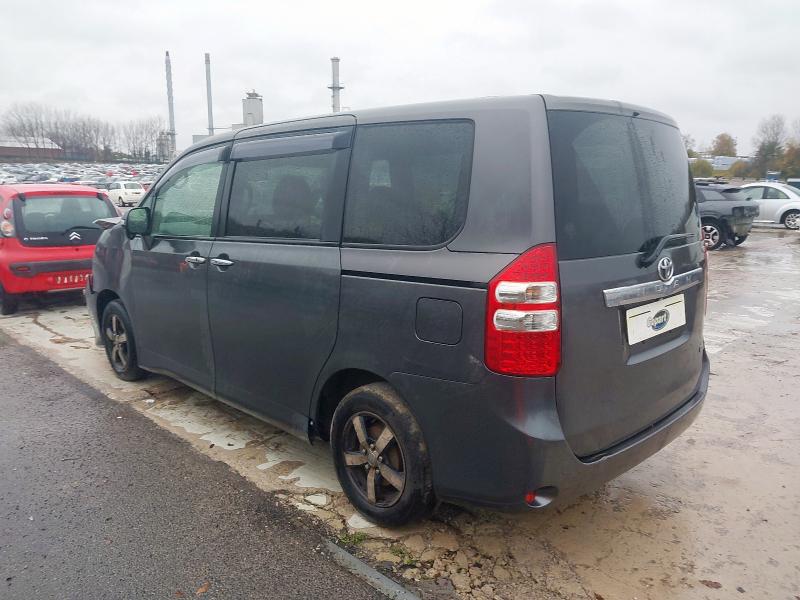 2011 TOYOTA NOAH
