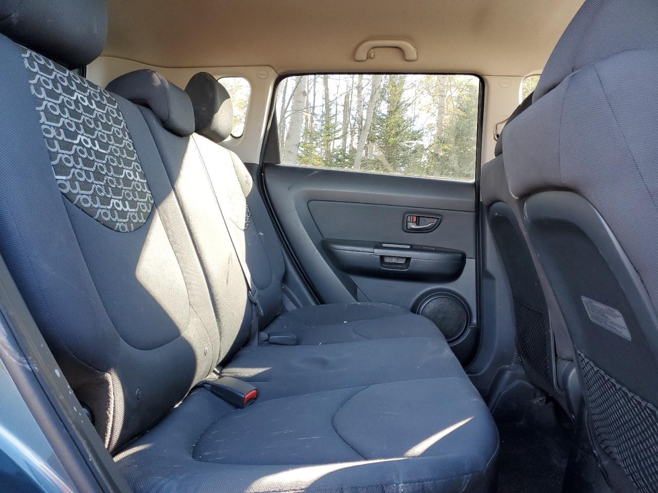 2011 Kia Soul + VIN: KNDJT2A20B7290127 Lot: 90085455