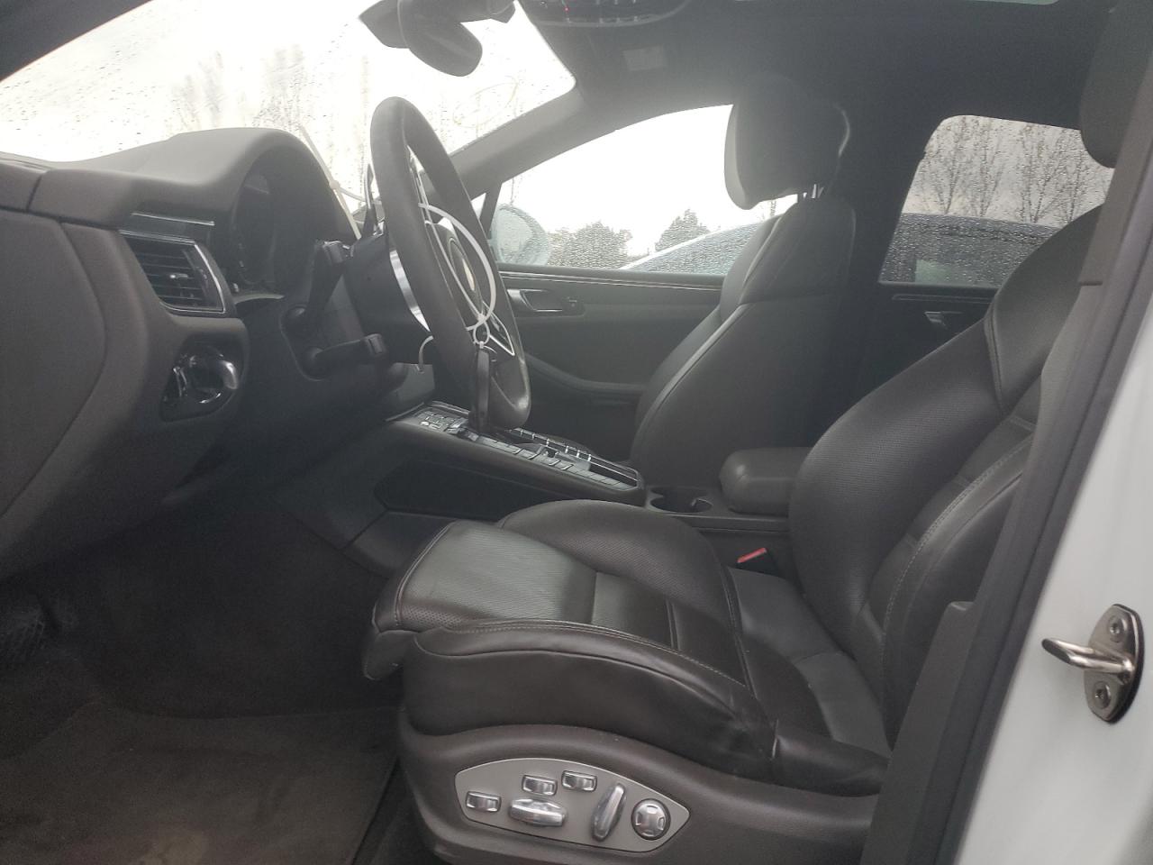 2017 Porsche Macan VIN: WP1AA2A56HLB05111 Lot: 90031645