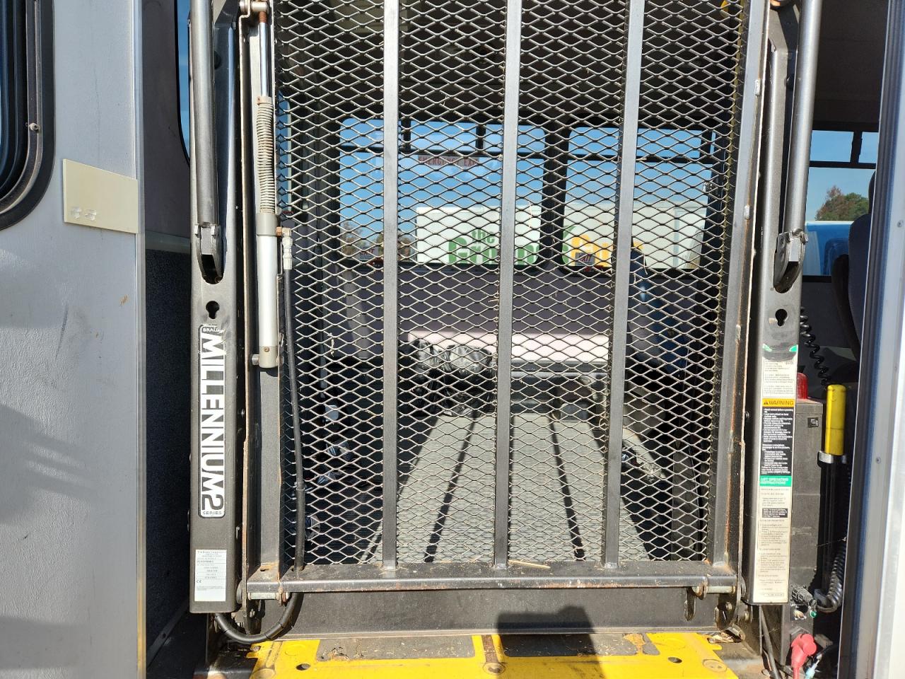 2013 Ford Econoline E350 Super Duty Cutaway Van VIN: 1FDEE3FL8DDB22853 Lot: 93028555