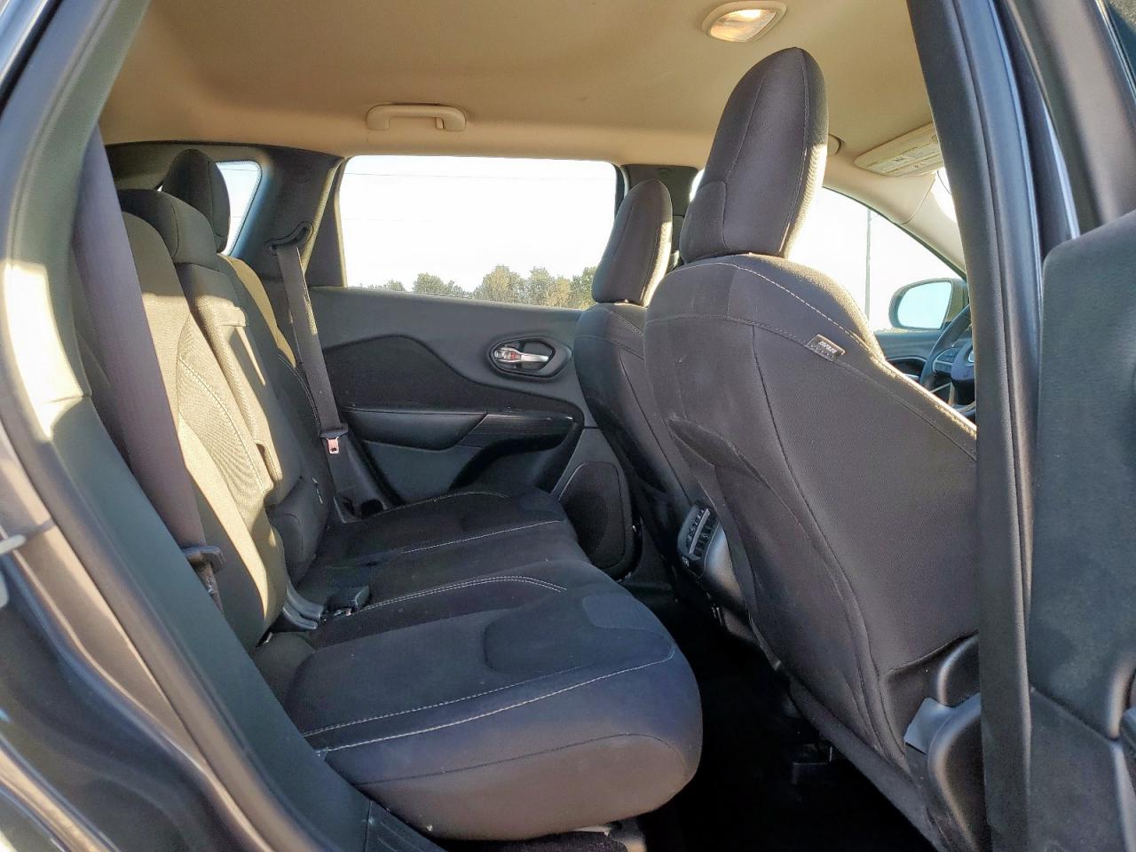 2016 Jeep Cherokee Latitude VIN: 1C4PJLCB7GW137373 Lot: 92377235