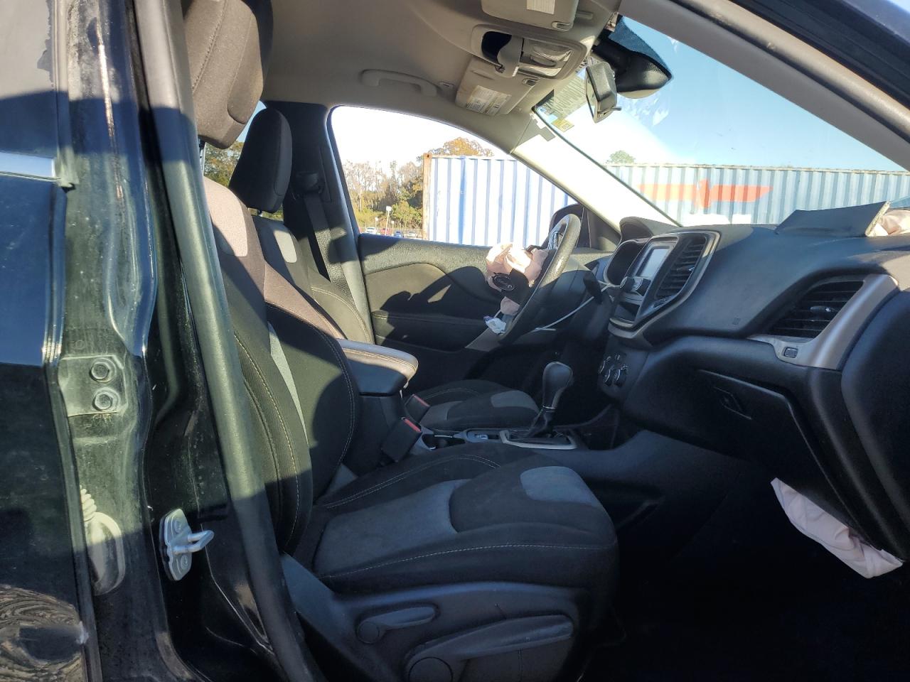 2018 Jeep Cherokee Latitude VIN: 1C4PJLCB2JD605822 Lot: 91884335