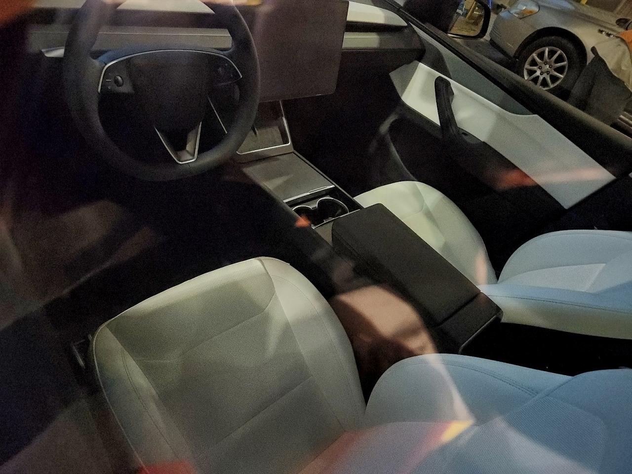 2026 Tesla Model Y VIN: 7SAYGDEE0TF379181 Lot: 93901025