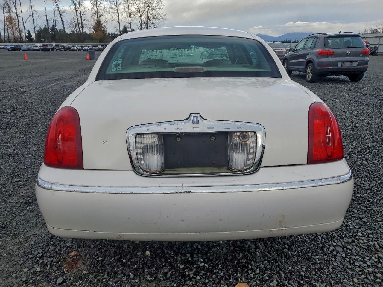 2000 Lincoln Town Car Executive VIN: 1LNHM81W5YY765769 Lot: 94150685