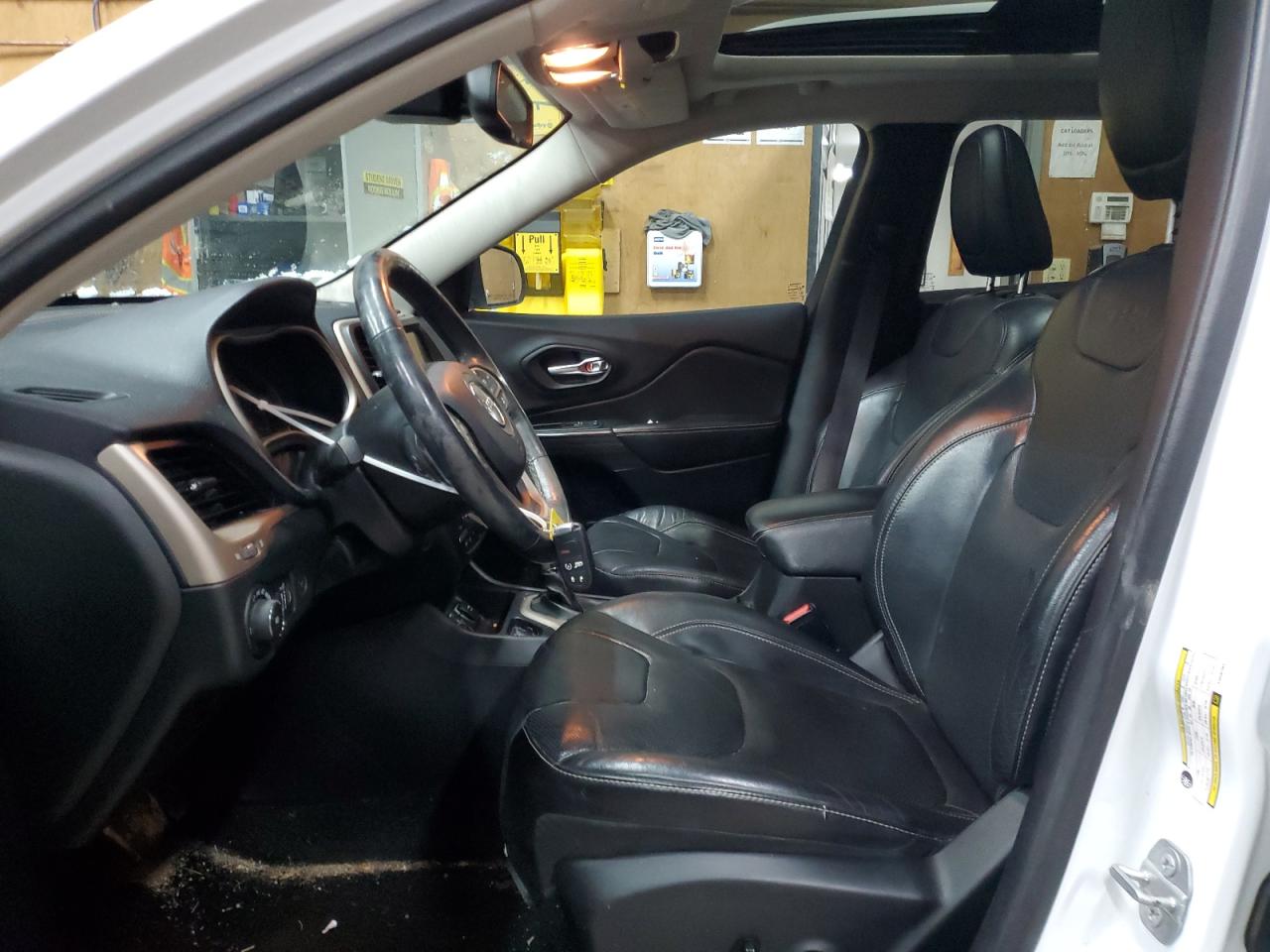 2015 Jeep Cherokee Limited VIN: 1C4PJLDB8FW592164 Lot: 92981525