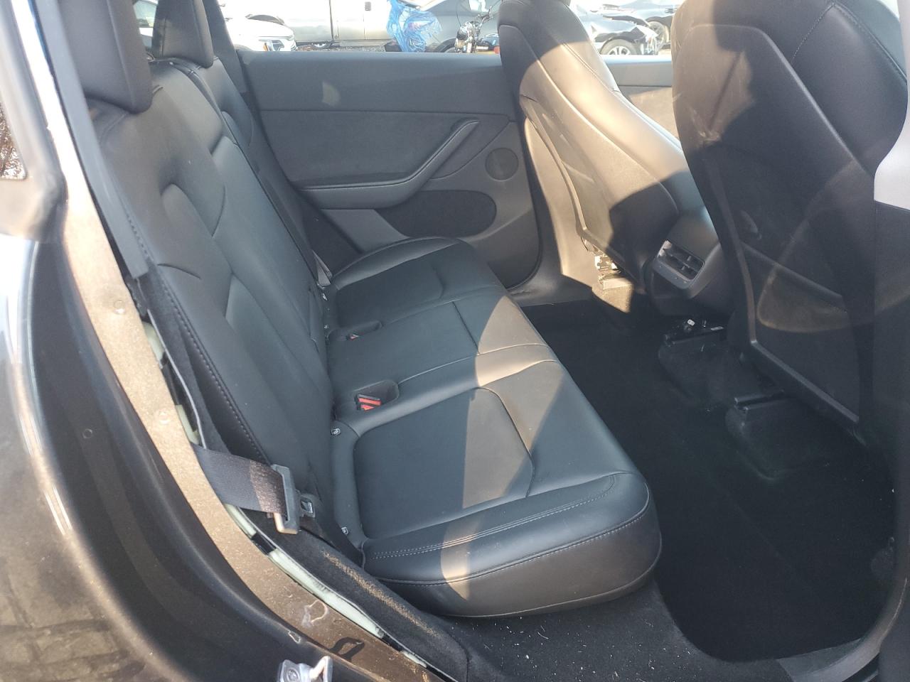 2024 Tesla Model Y VIN: 7SAYGDEE1RA218828 Lot: 90925445