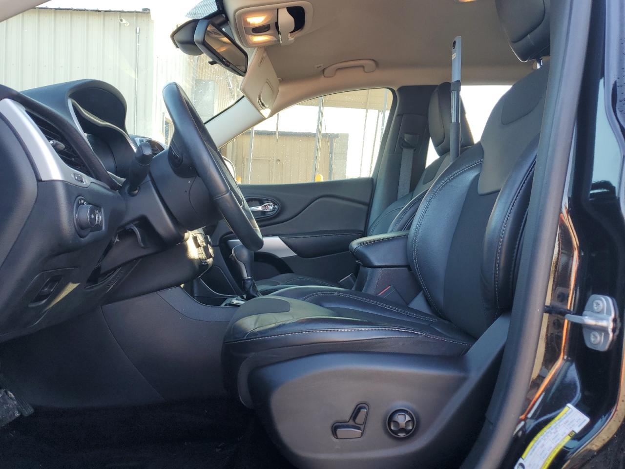 2018 Jeep Cherokee Latitude Plus VIN: 1C4PJLLB1JD553308 Lot: 93425565