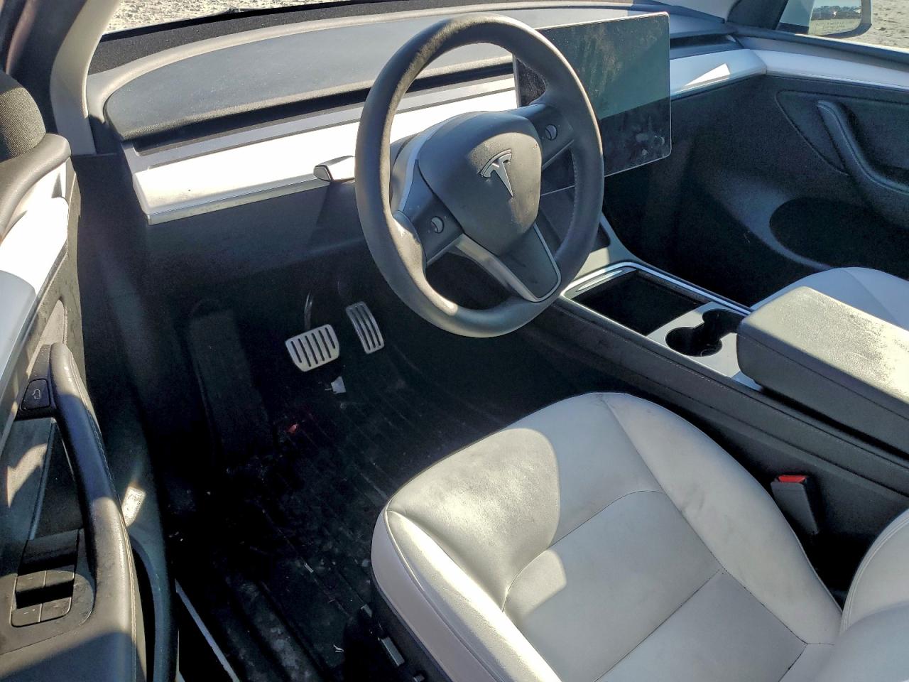 2023 Tesla Model Y VIN: 7SAYGDEFXPF663643 Lot: 93928275