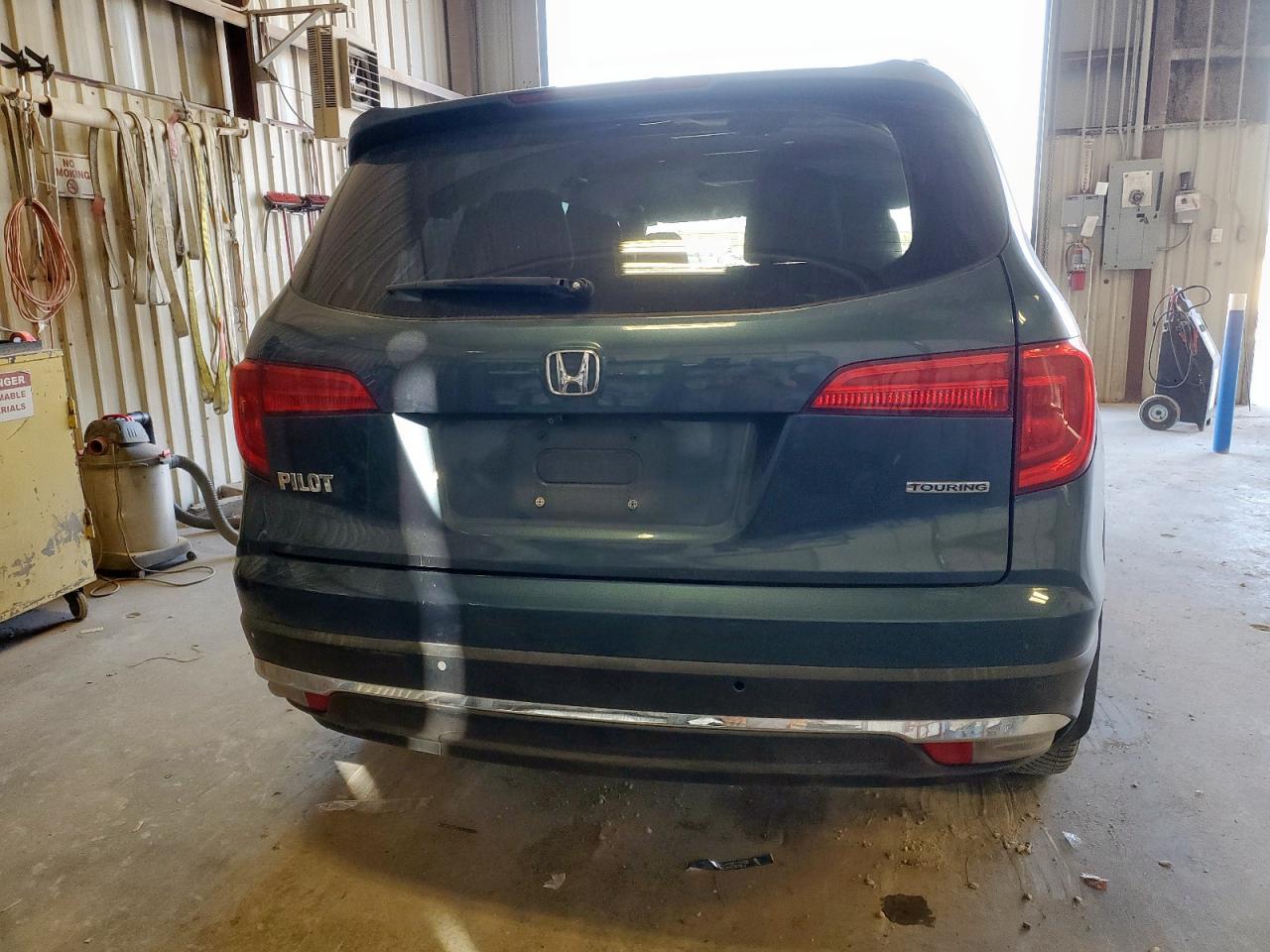 2018 Honda Pilot Touring VIN: 5FNYF5H93JB006055 Lot: 92451695