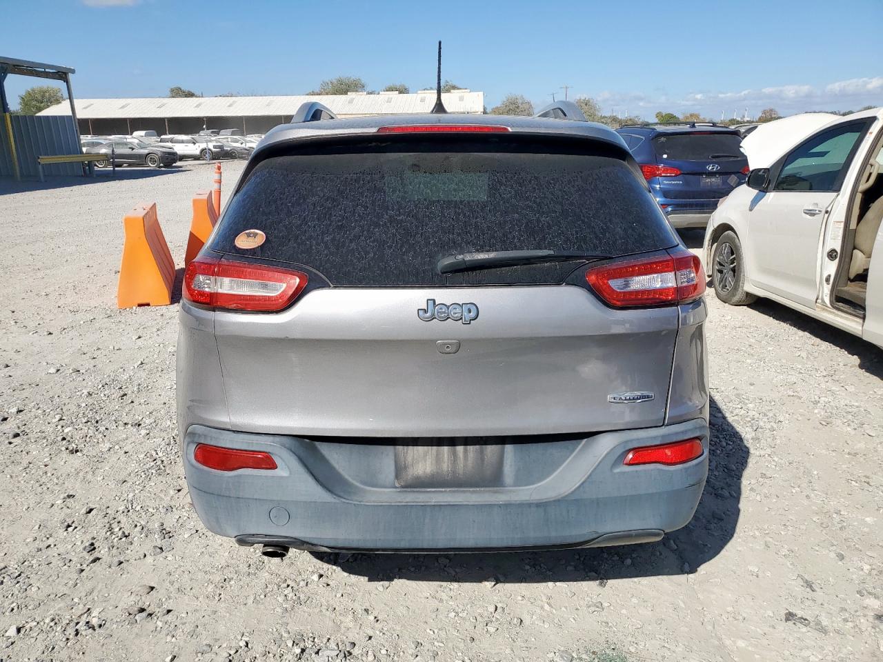 2018 Jeep Cherokee Latitude Plus VIN: 1C4PJLLB2JD545122 Lot: 93068205