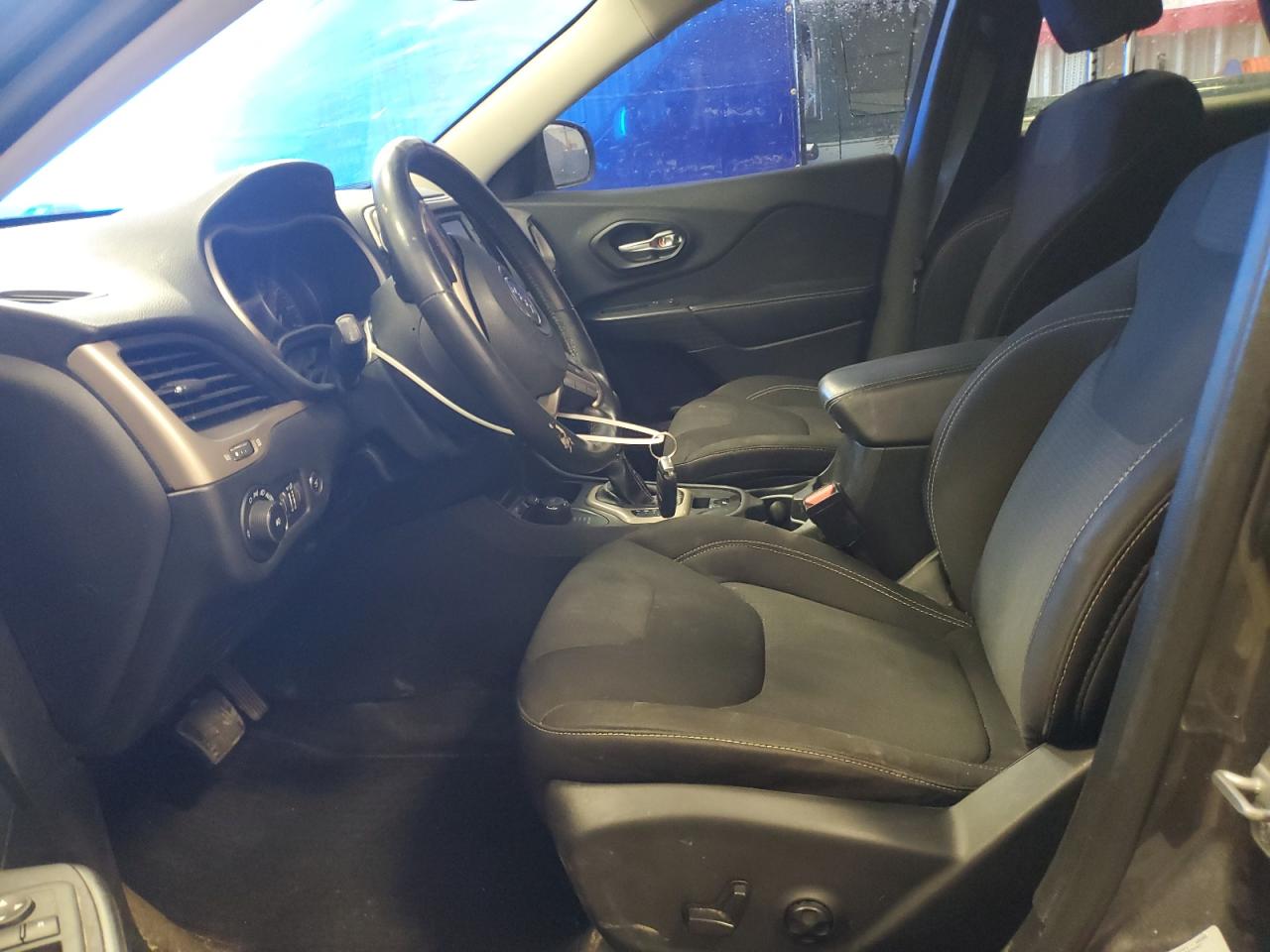 2015 Jeep Cherokee Latitude VIN: 1C4PJMCS8FW635845 Lot: 92516405