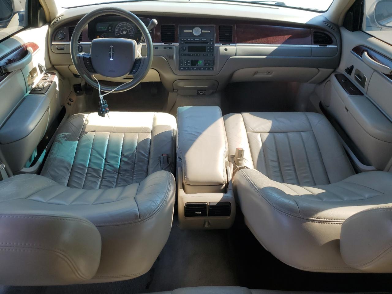 2005 Lincoln Town Car Signature VIN: 1LNHM81W05Y638696 Lot: 92829755