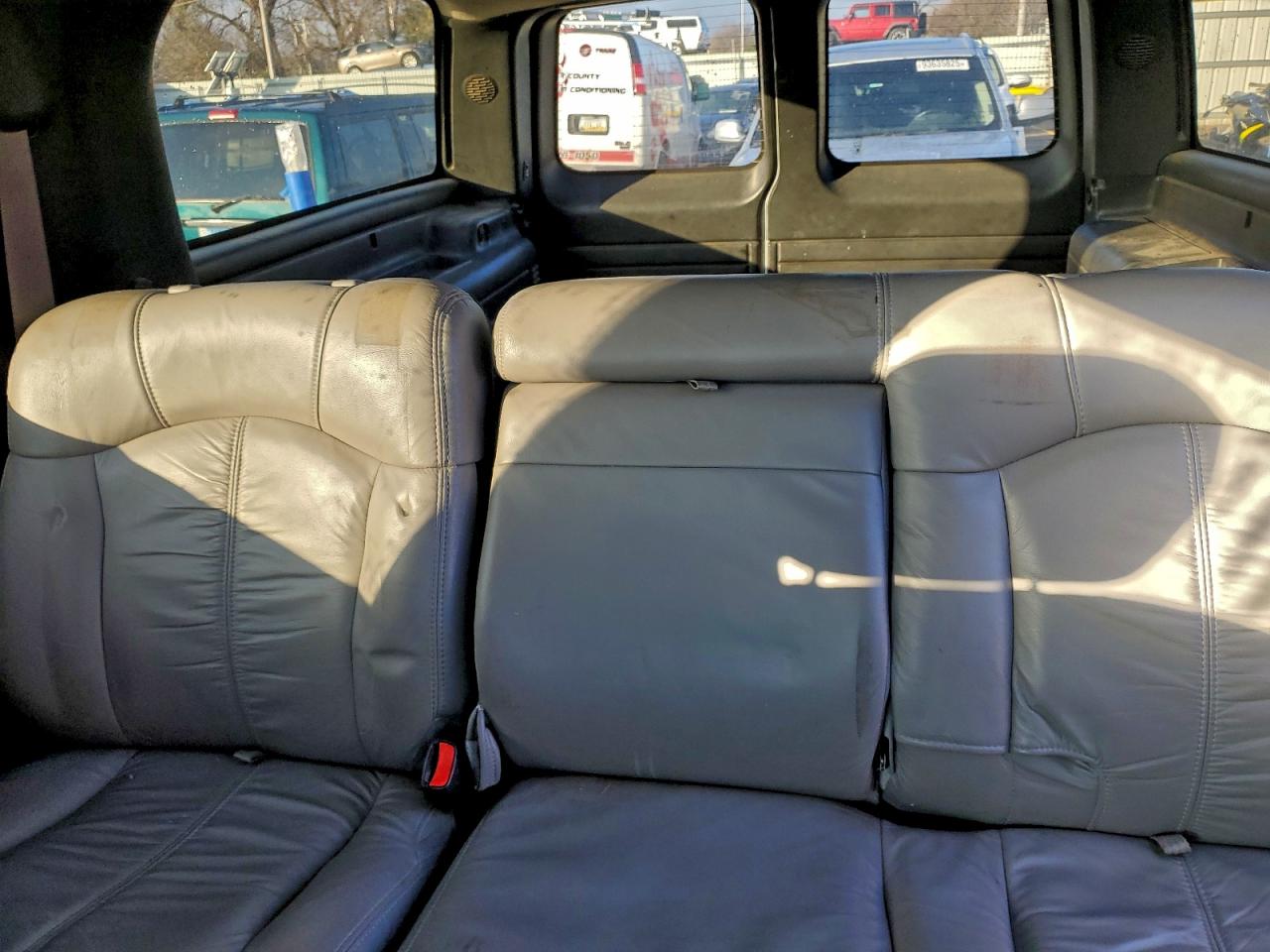 2001 Chevrolet Suburban K2500 VIN: 3GNGK26U71G195663 Lot: 93839025