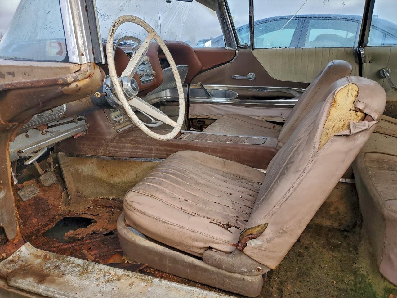 1960 Ford Thunderbir VIN: 0Y71Y165881 Lot: 94184035