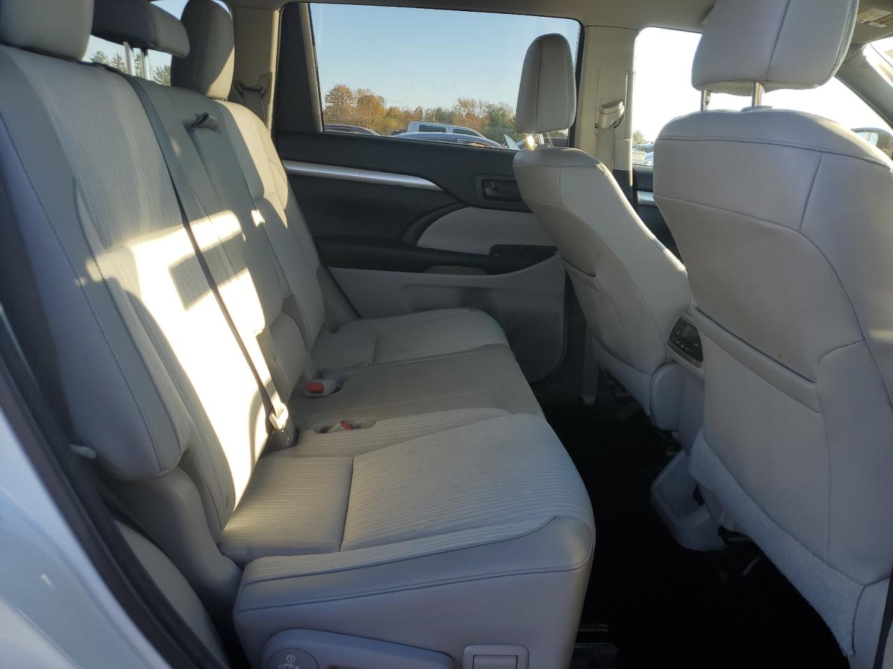 2015 Toyota Highlander Le VIN: 5TDBKRFH0FS135778 Lot: 91527425