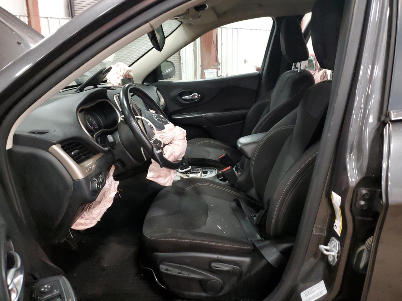 2015 Jeep Cherokee Latitude VIN: 1C4PJMCS3FW631069 Lot: 92272835