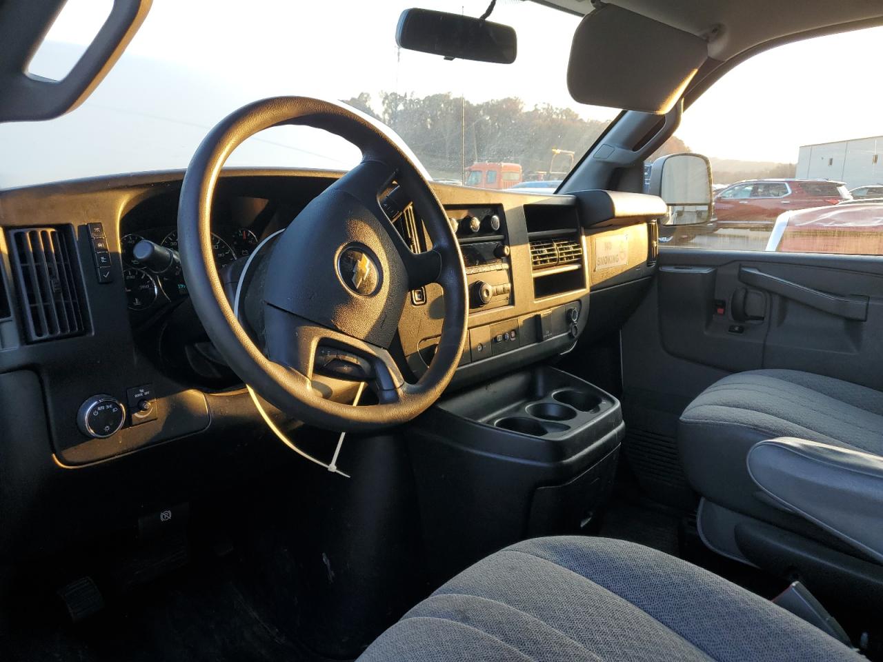 2018 Chevrolet Express G2500 Delivery Van VIN: 1GCWGAFP0J1324075 Lot: 93134255