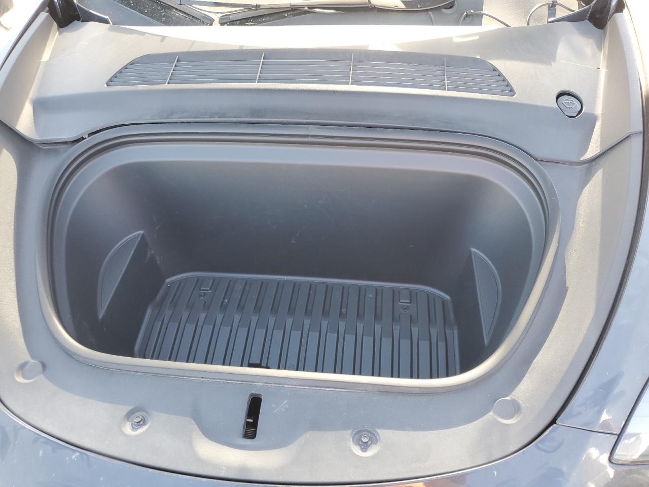 2024 Tesla Model Y VIN: 7SAYGDEEXRF063523 Lot: 92223945