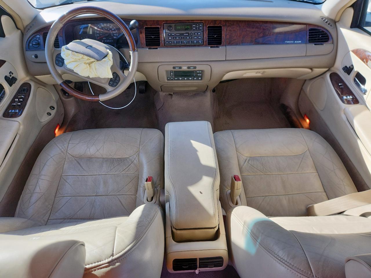 2001 Lincoln Town Car Signature VIN: 1LNHM82W51Y607274 Lot: 92102485