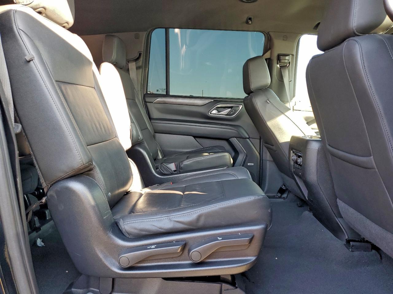 2022 Chevrolet Suburban C1500 Lt VIN: 1GNSCCKD2NR323820 Lot: 94179395