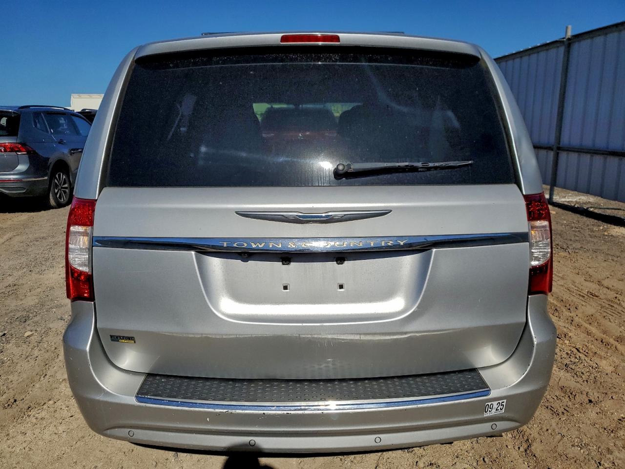 2011 Chrysler Town & Country Touring VIN: 2A4RR5DG1BR744713 Lot: 94099455