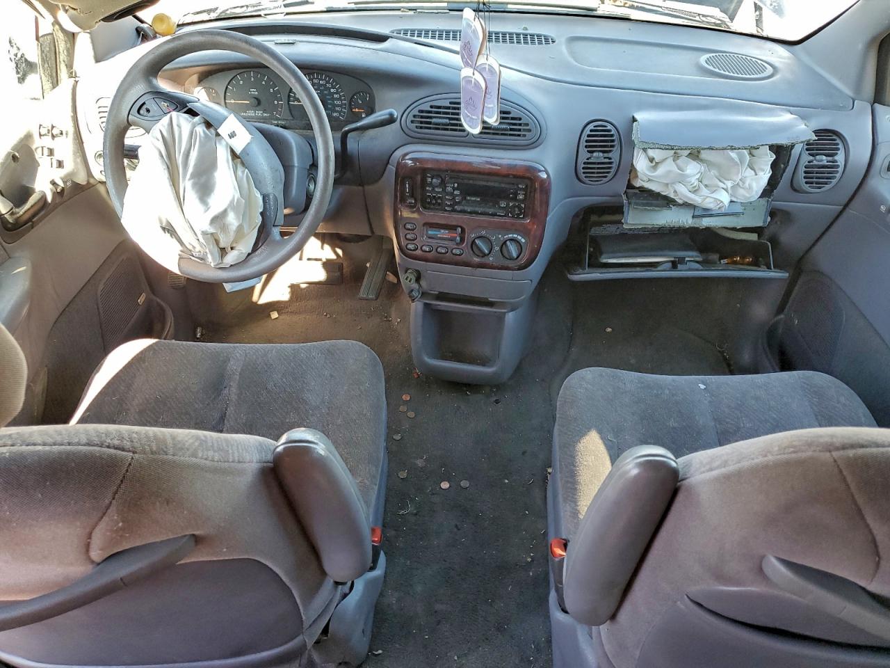 2000 Chrysler Town & Country Lx VIN: 1C4GP44G1YB515226 Lot: 93920325