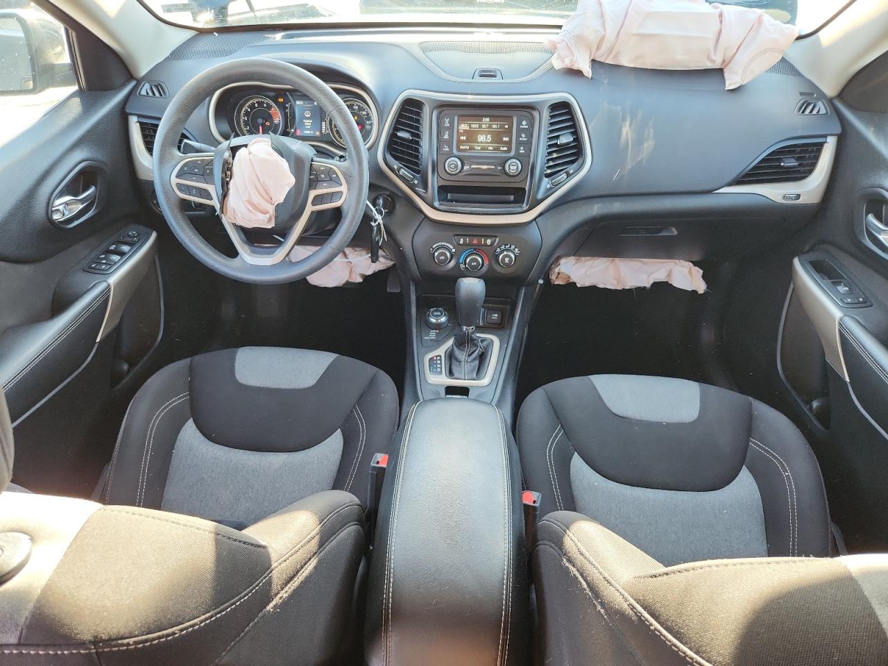 2018 Jeep Cherokee Latitude VIN: 1C4PJMCX0JD516137 Lot: 92670275