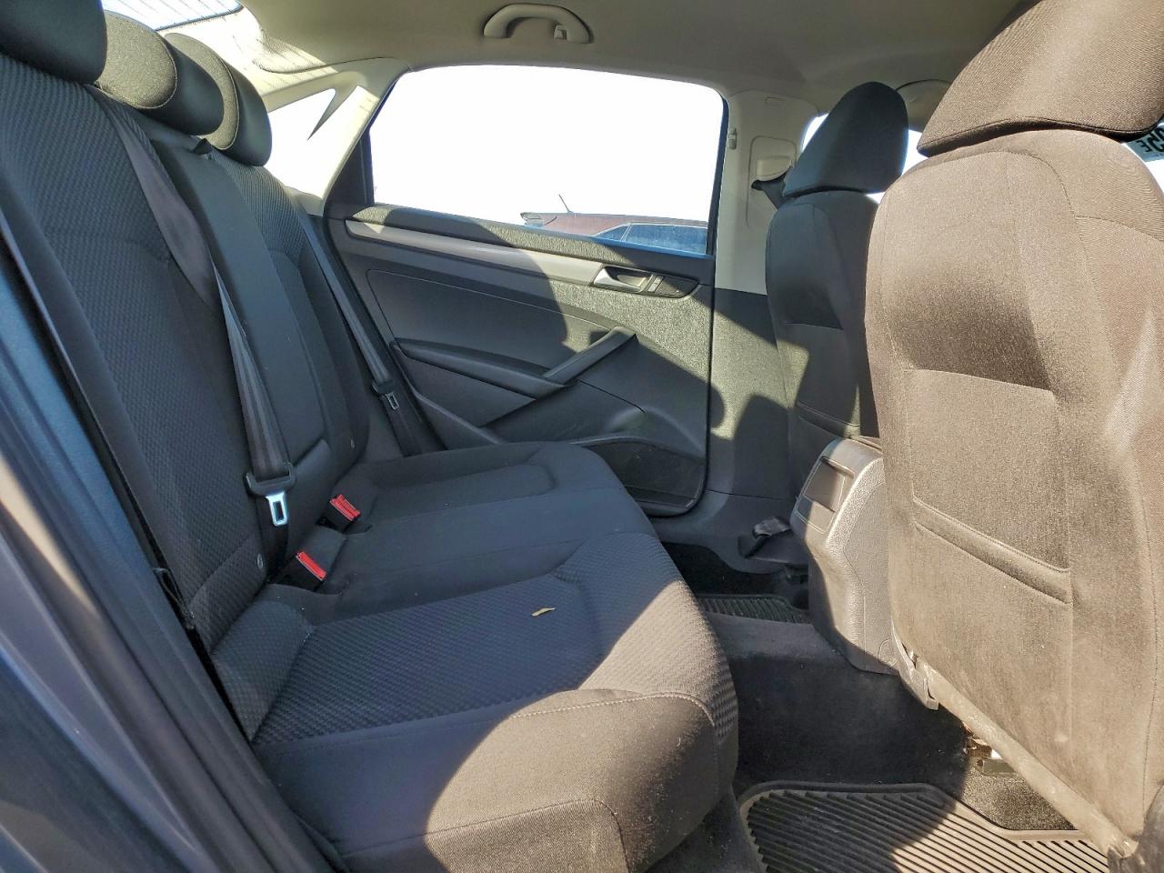 2015 Volkswagen Passat S VIN: 1VWAS7A34FC061517 Lot: 92880705