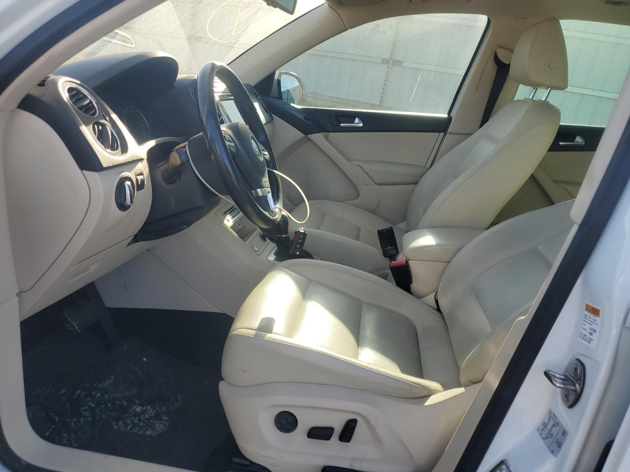 2016 Volkswagen Tiguan S VIN: WVGAV7AXXGW555793 Lot: 92059965