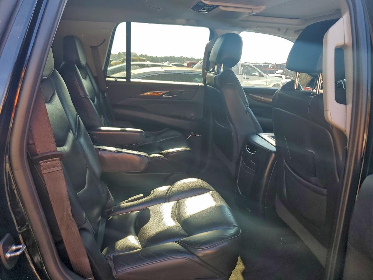 2019 Cadillac Escalade Luxury VIN: 1GYS4BKJ1KR137777 Lot: 94124045