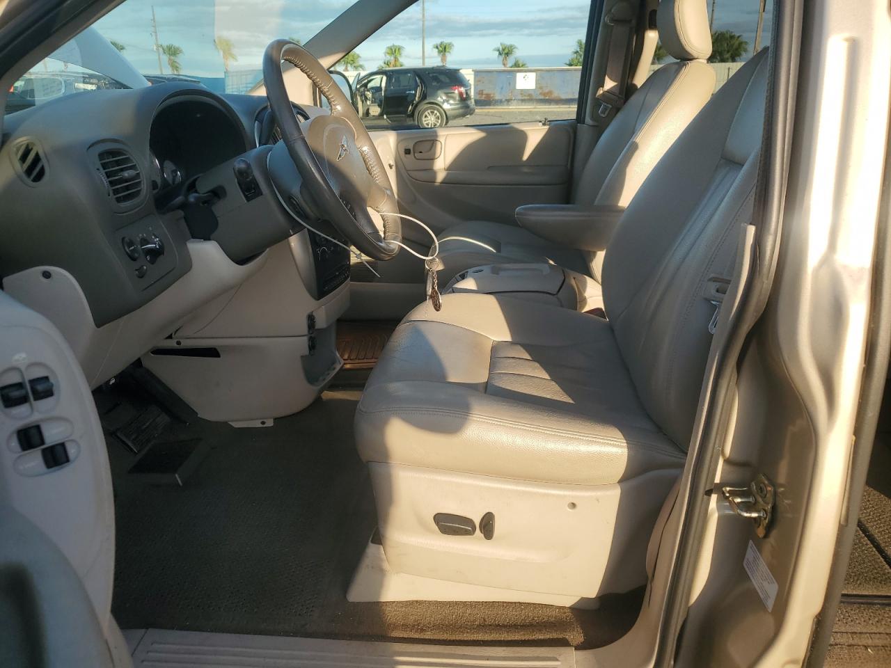 2005 Chrysler Town & Country Touring VIN: 2C8GP54L55R202503 Lot: 92331325