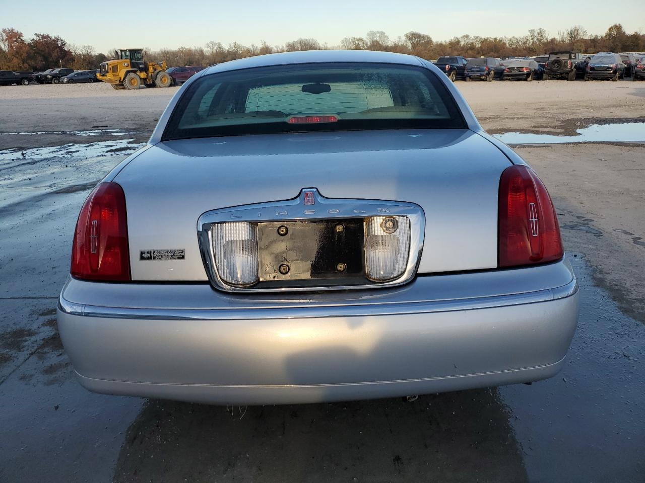 1998 Lincoln Town Car Signature VIN: 1LNFM82W4WY683955 Lot: 92408325