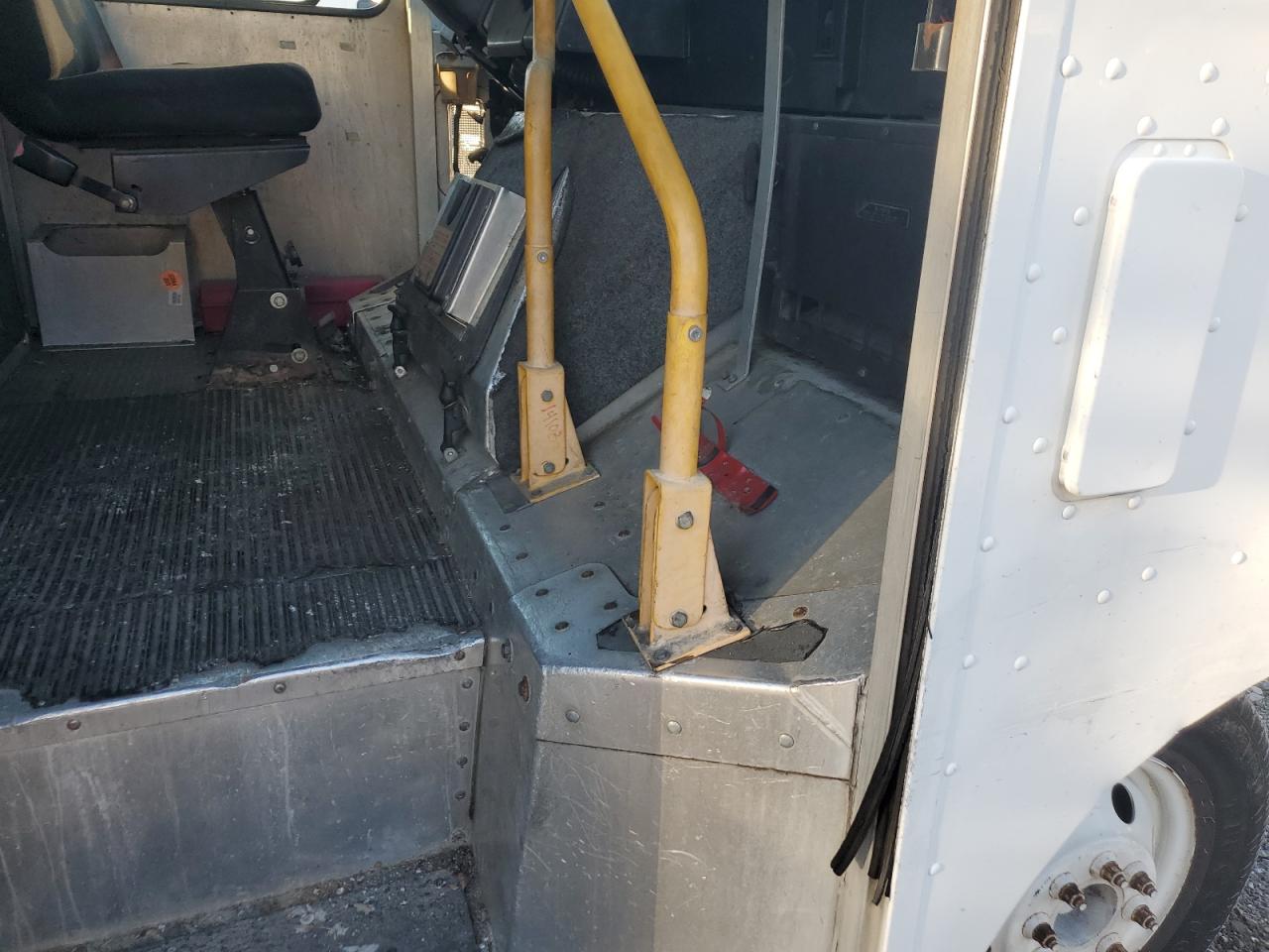 2003 Ford E450 Delivery Truck VIN: 1FCLE49L33HA97364 Lot: 91031835