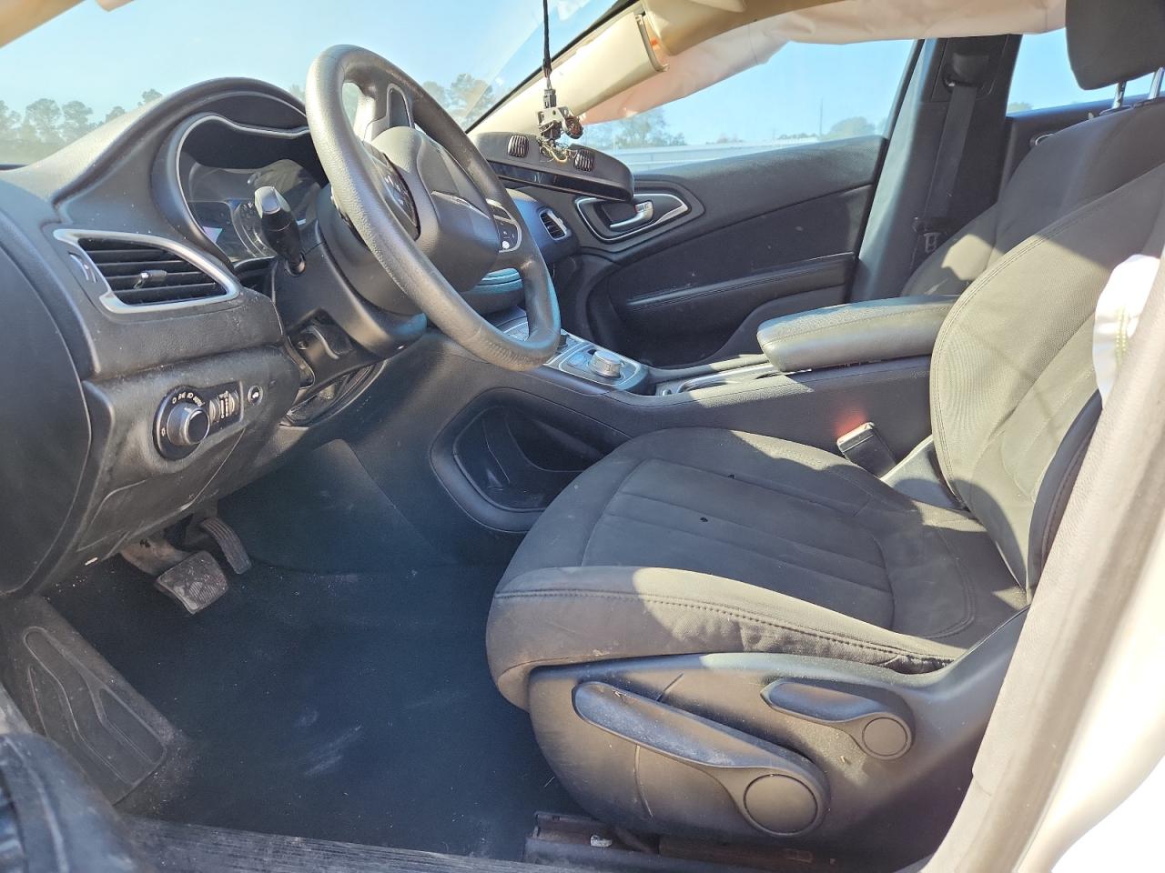 2015 Chrysler 200 Limited VIN: 1C3CCCAB1FN580641 Lot: 92525405