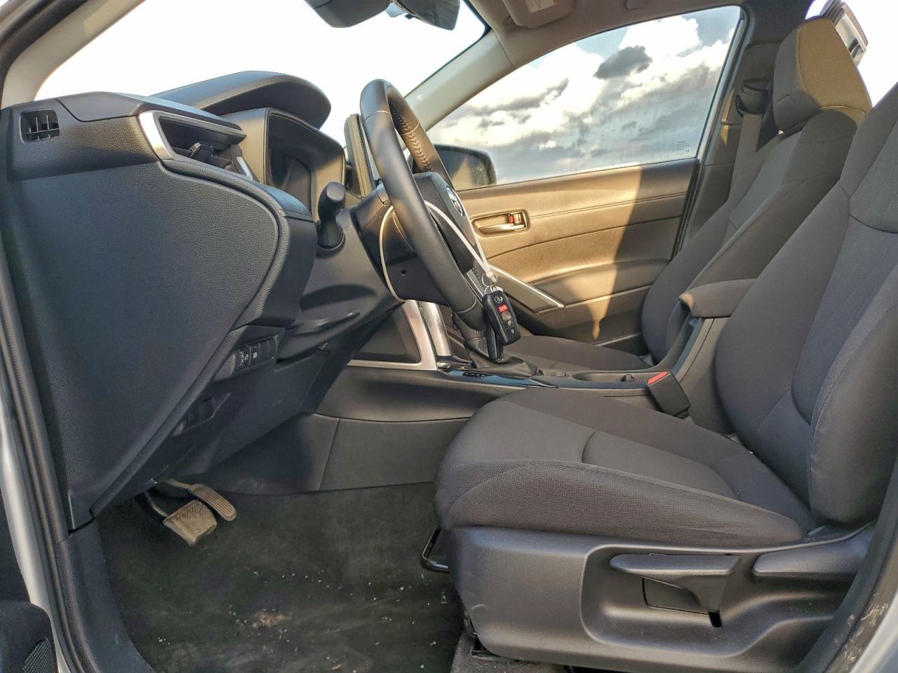 2024 Toyota Corolla Cross Le VIN: 7MUCAABG7RV085803 Lot: 93931285