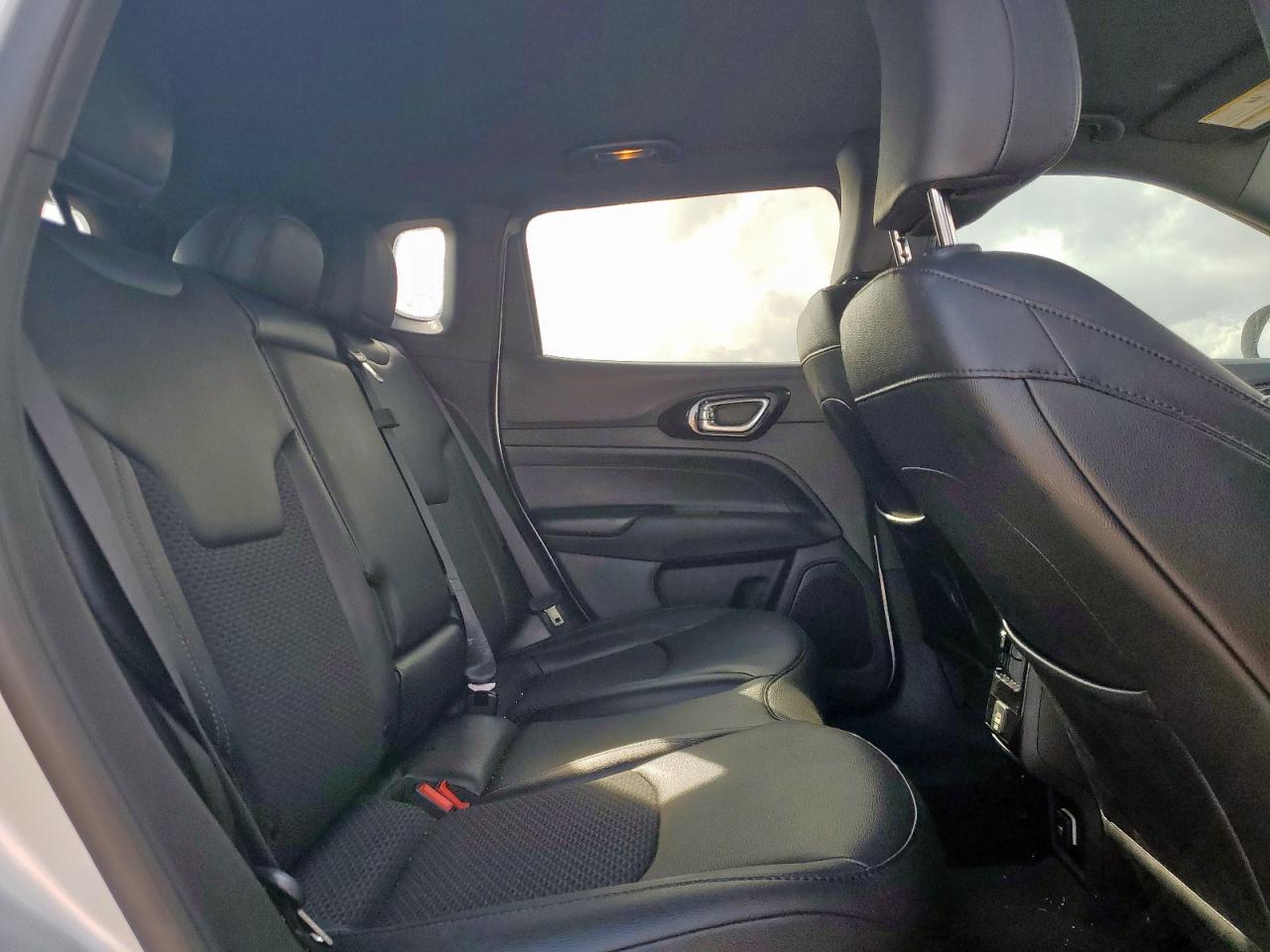 2025 Jeep Compass Latitude VIN: 3C4NJDBN3ST553282 Lot: 92690215