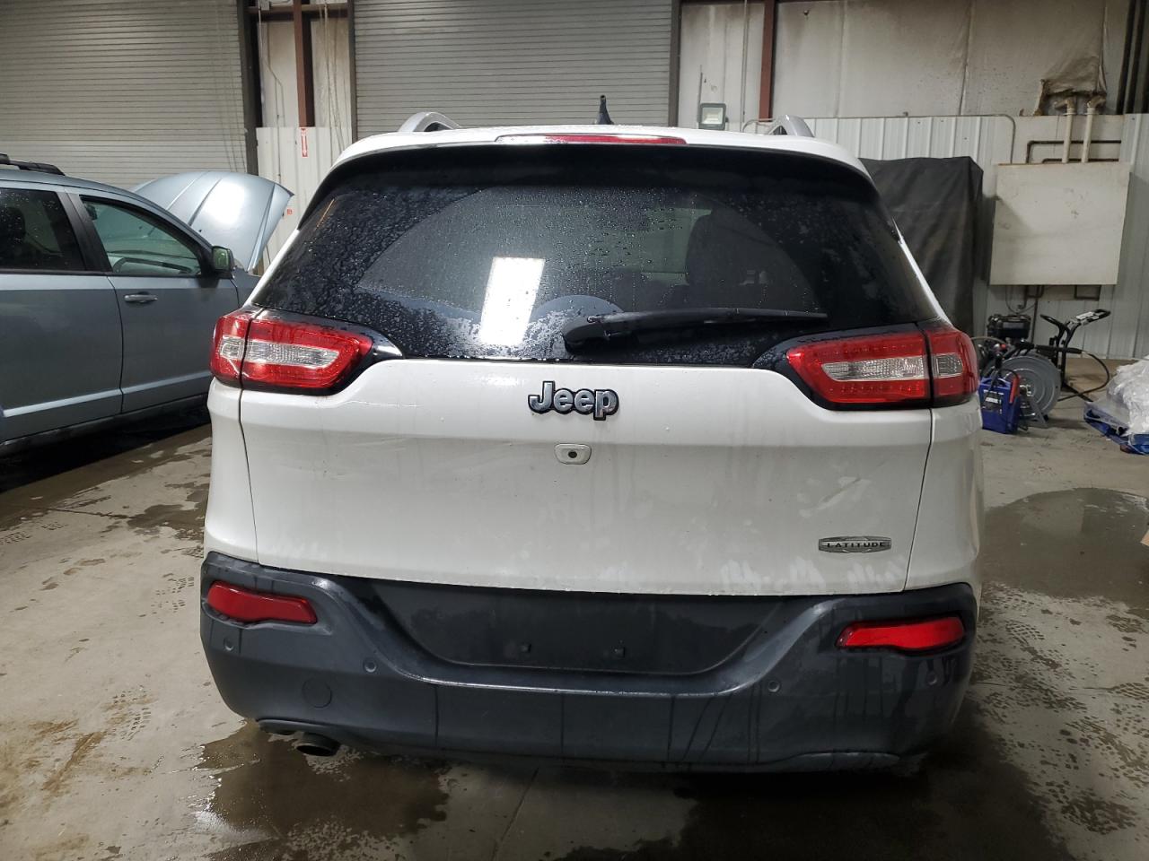 2016 Jeep Cherokee Latitude VIN: 1C4PJLCB2GW208480 Lot: 92031105