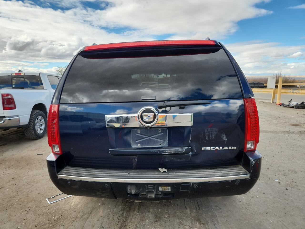 2008 Cadillac Escalade Luxury VIN: 1GYFK63868R182961 Lot: 93258325