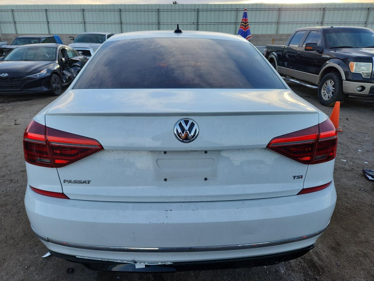 2018 Volkswagen Passat S VIN: 1VWAA7A37JC009911 Lot: 92330065
