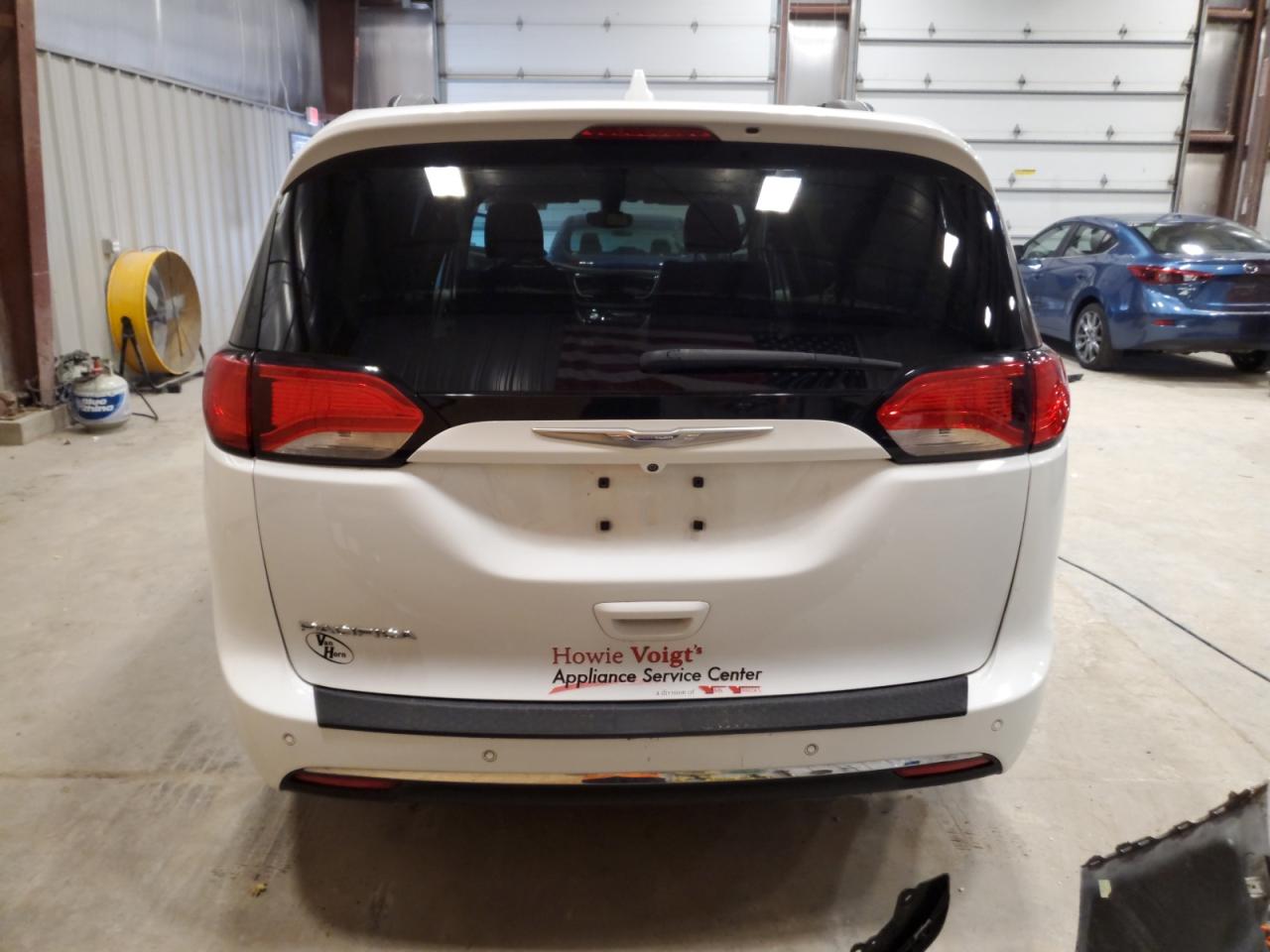 2017 Chrysler Pacifica Touring L VIN: 2C4RC1BG8HR752285 Lot: 92273785