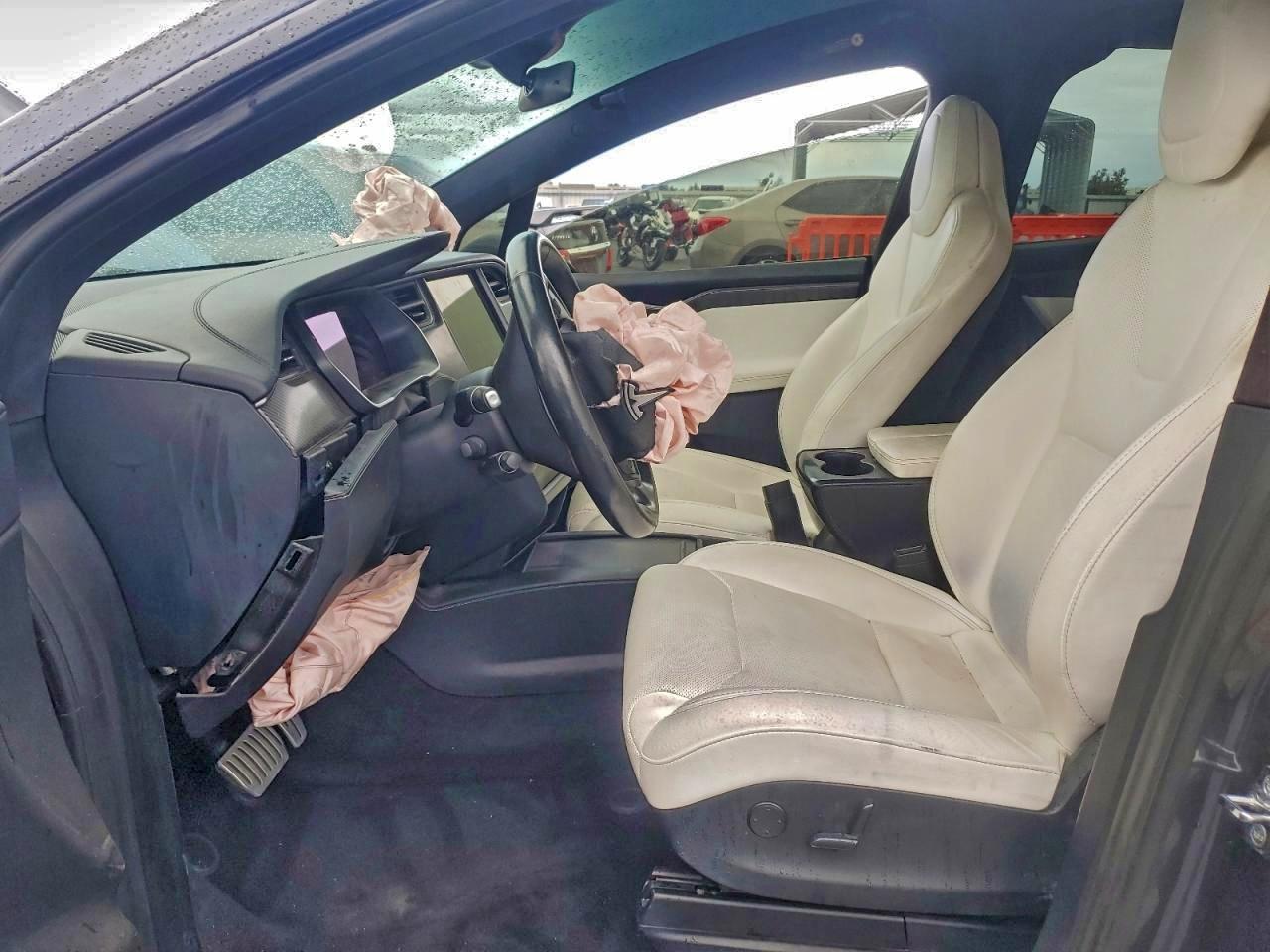 2018 Tesla Model X VIN: 5YJXCBE43JF107267 Lot: 93948375