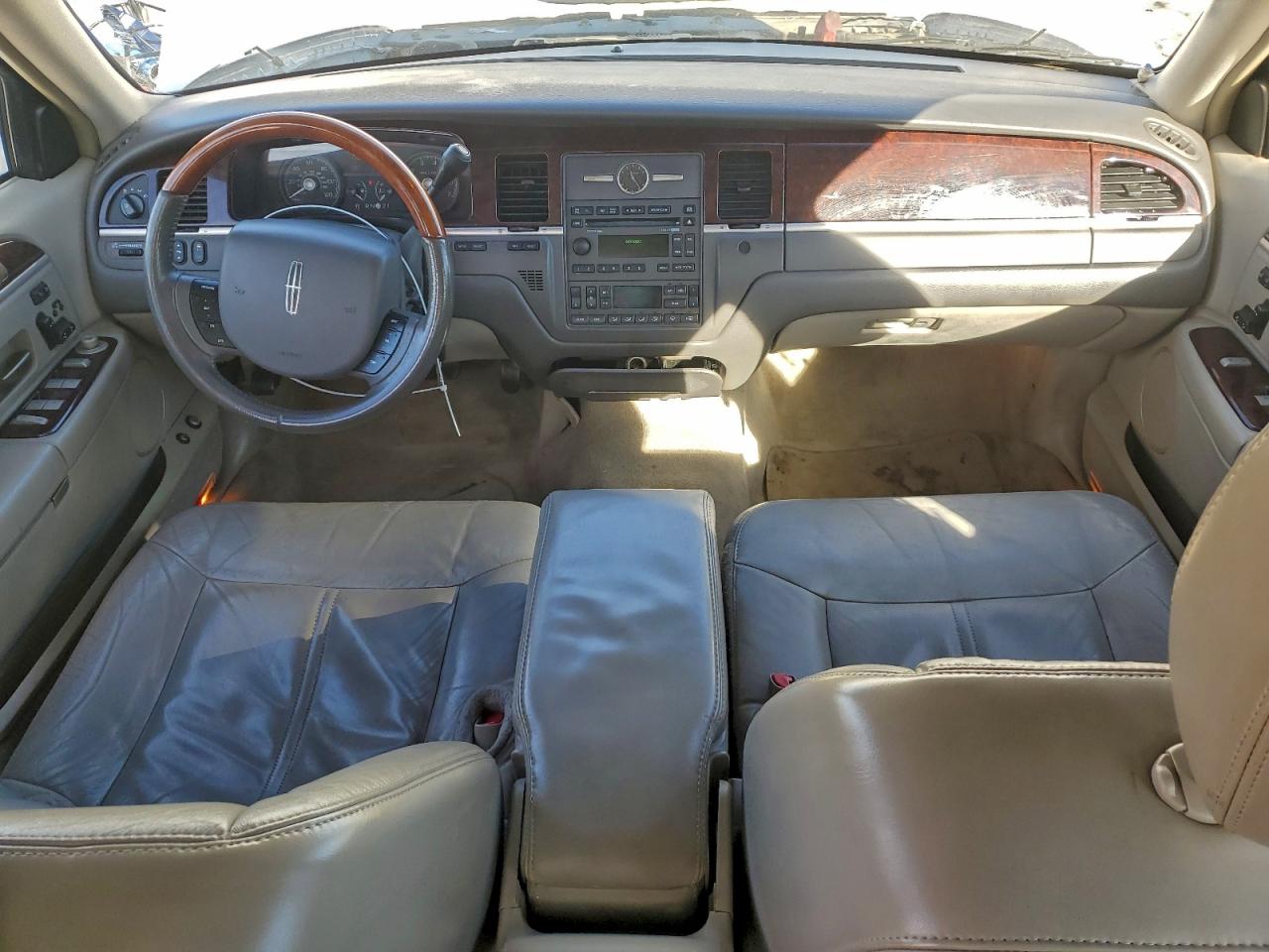 2010 Lincoln Town Car Signature Limited VIN: 2LNBL8CV7AX615603 Lot: 92622795