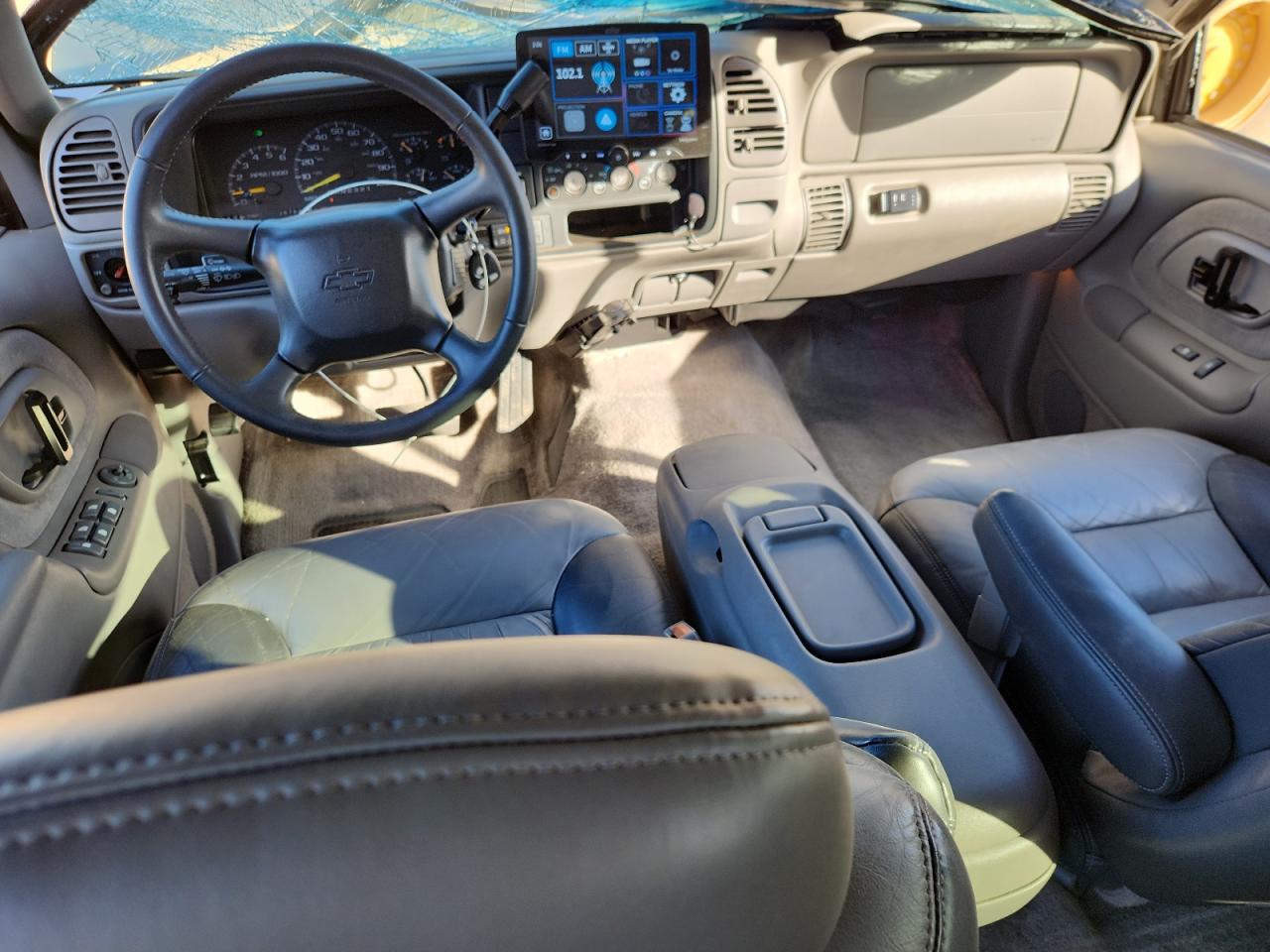 2000 Chevrolet Tahoe K1500 VIN: 1GNEK13R9YR163017 Lot: 93555055