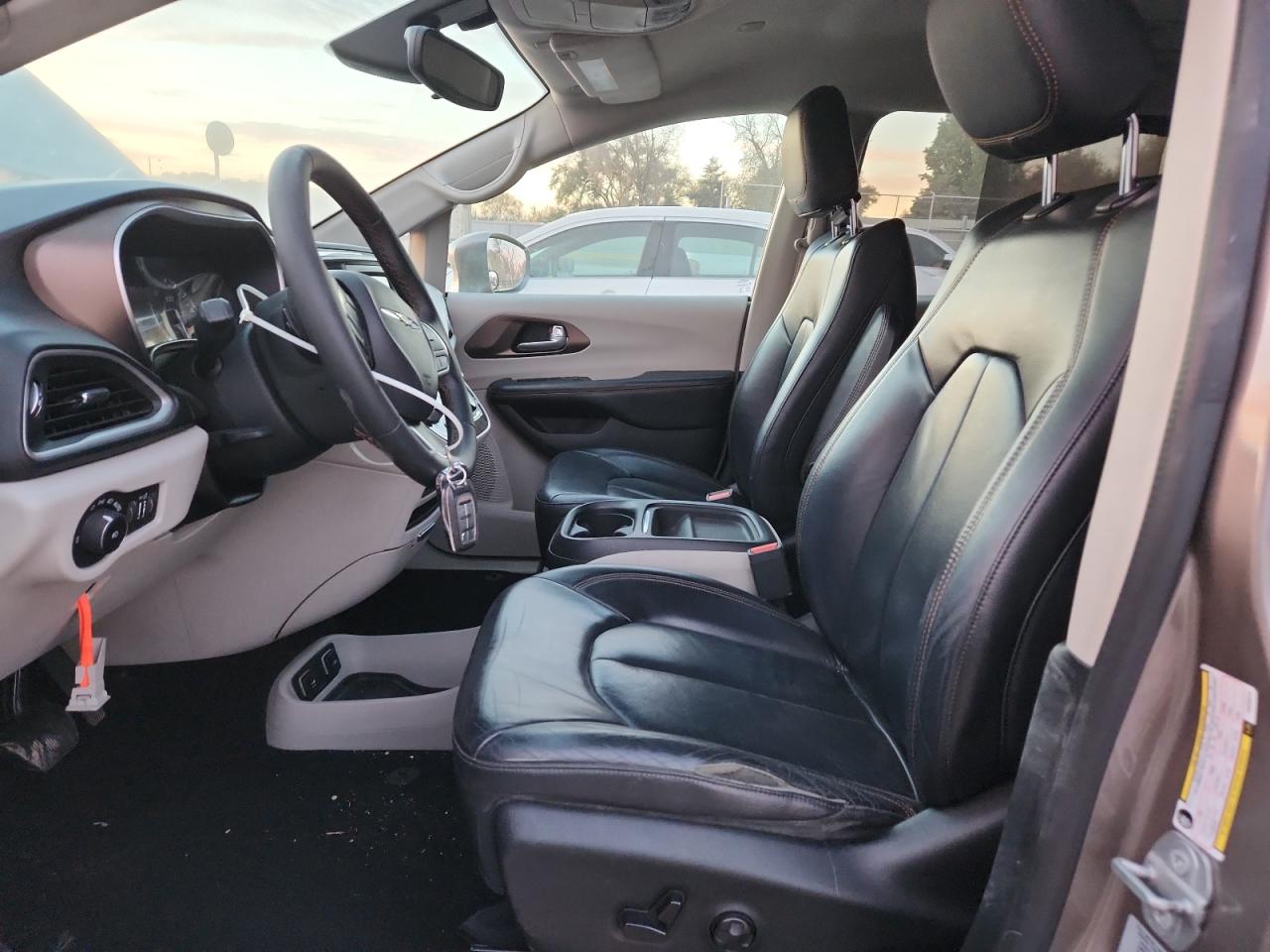 2017 Chrysler Pacifica Touring L VIN: 2C4RC1BG2HR536013 Lot: 92439705