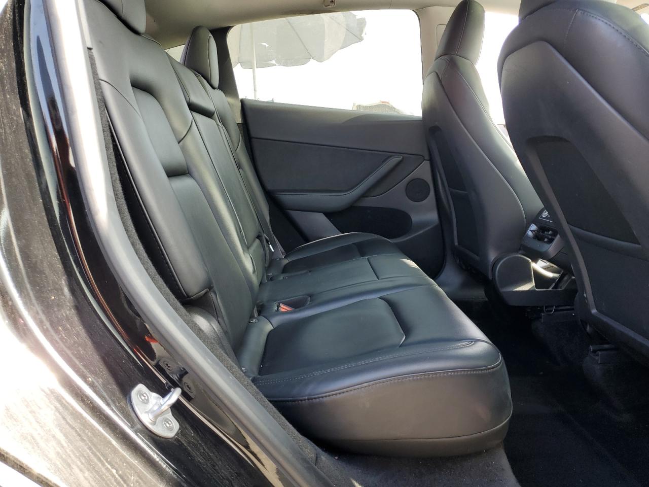 2024 Tesla Model Y VIN: 7SAYGDEEXRF988500 Lot: 90643565