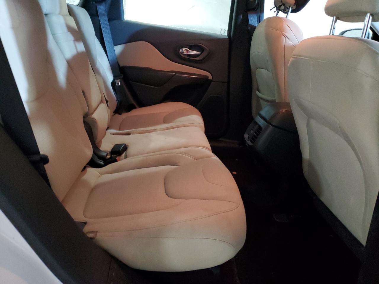 2016 Jeep Cherokee Latitude VIN: 1C4PJLCB8GW363552 Lot: 92060685