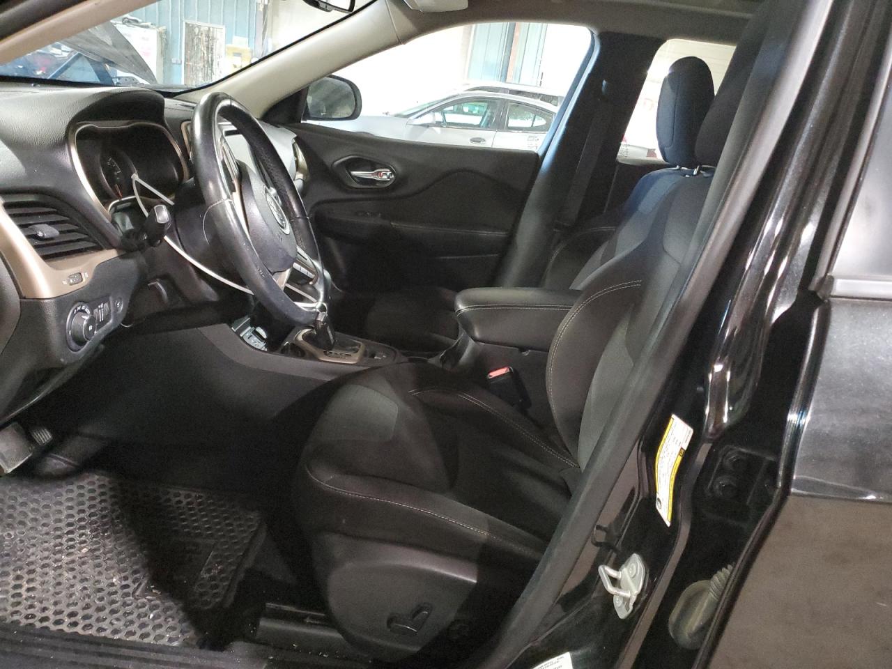 2016 Jeep Cherokee Latitude VIN: 1C4PJLCB4GW114102 Lot: 92234515