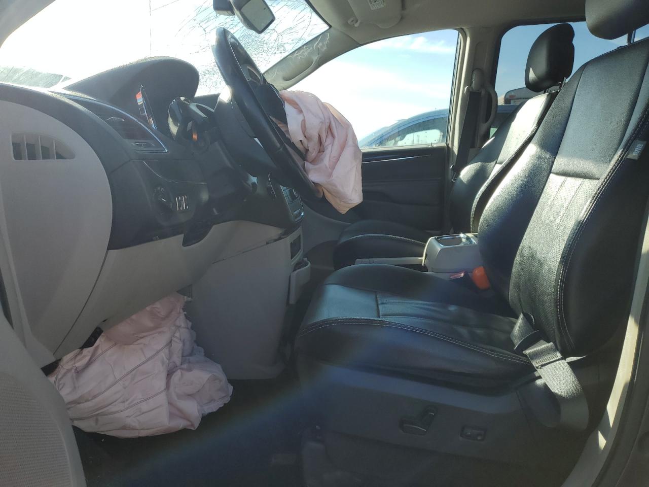 2015 Chrysler Town & Country Touring L VIN: 2C4RC1CGXFR590672 Lot: 92706635