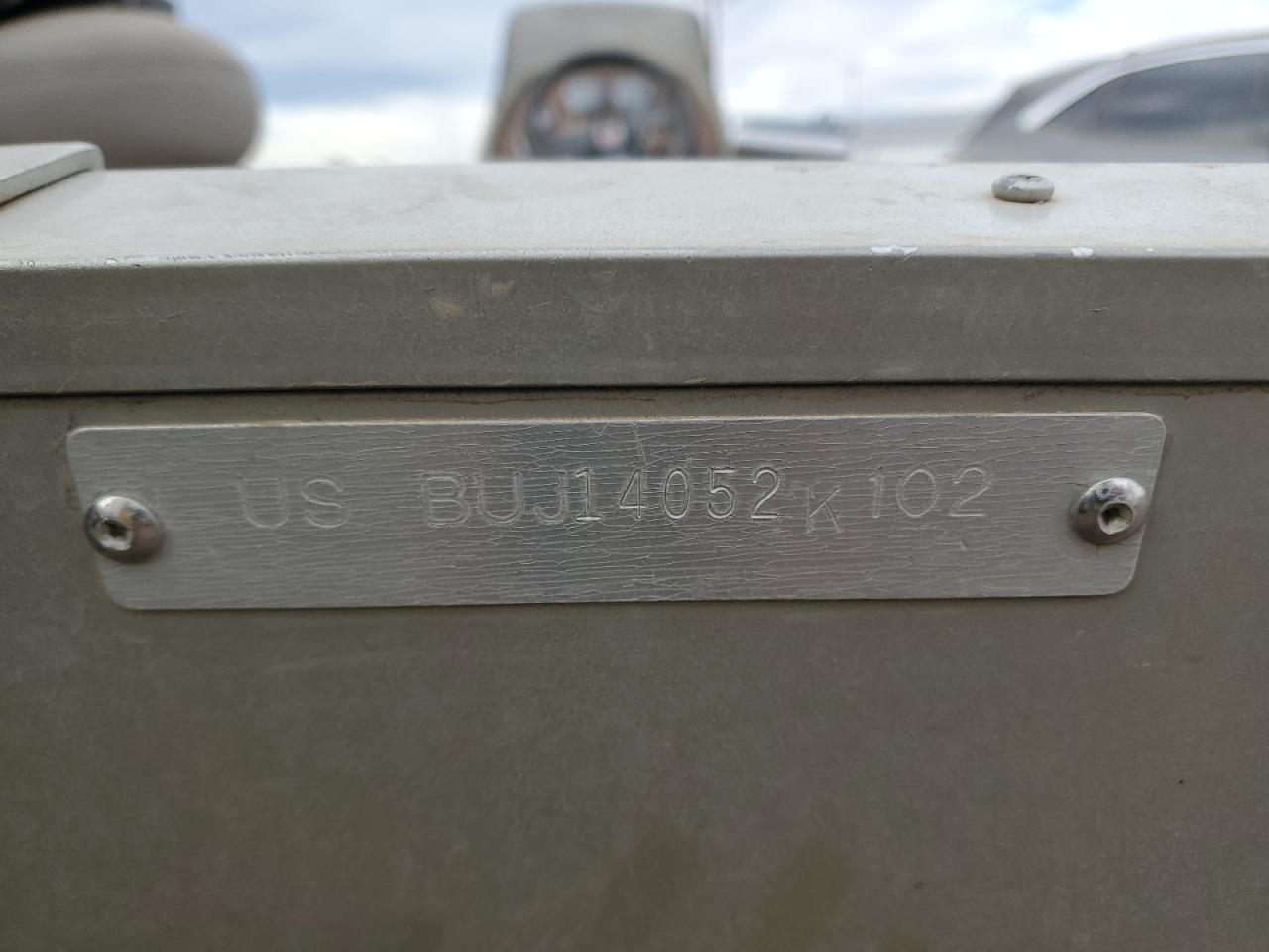 2002 Tracker Boat - Trolling Motor VIN: BUJ14052K102 Lot: 85562185