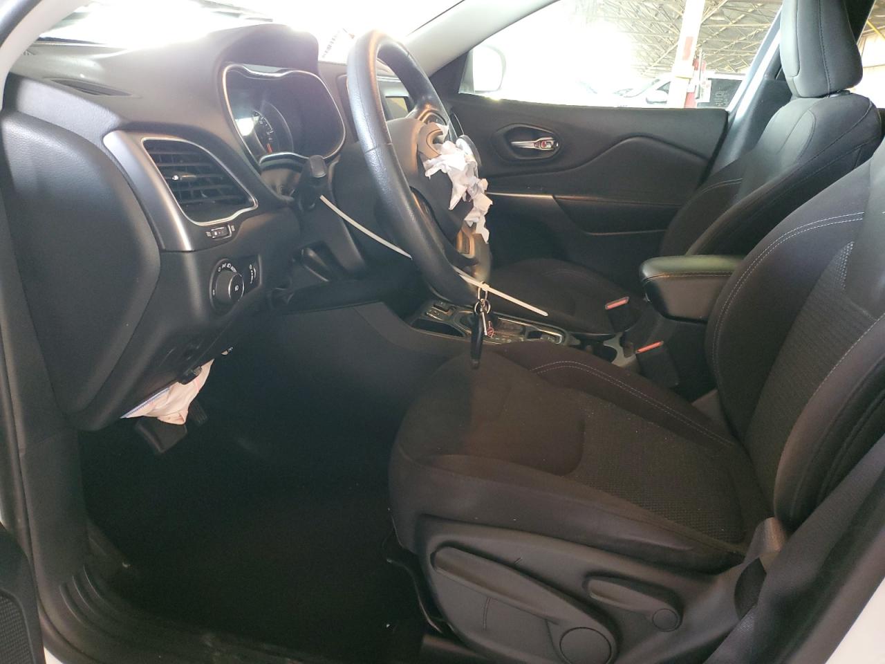 2019 Jeep Cherokee Latitude VIN: 1C4PJLCB8KD490435 Lot: 92873165